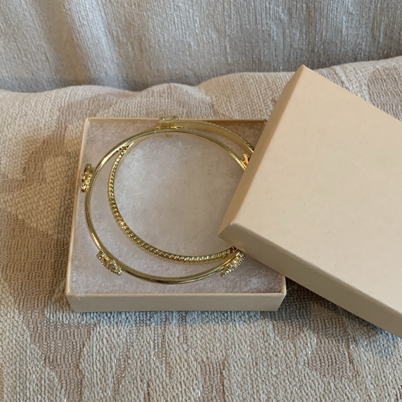 Gold tone bangle set. Bracelets, set of 2. - Picture 6 of 6